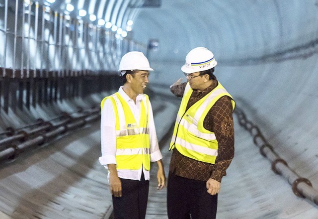 Presiden Jokowi dan Ahok meninjau MRT pada 2016. (Foto: Antara/Widodo S. Jusuf)