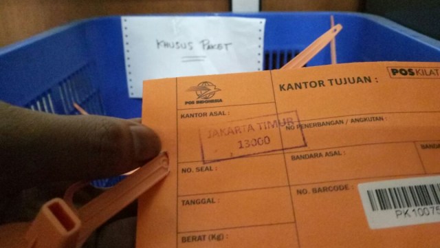 Label alamat barang kiriman kantor pos (Foto: Ardhana Pragota/kumparan)