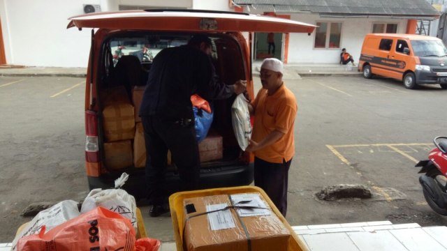 Distribusi barang-barang kiriman PT Pos Indonesia Foto: Ardhana Pragota/kumparan
