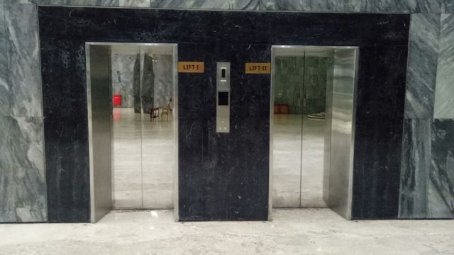 Lift di gedung DPR RI. Foto: Akbar Ramadhan/kumparan