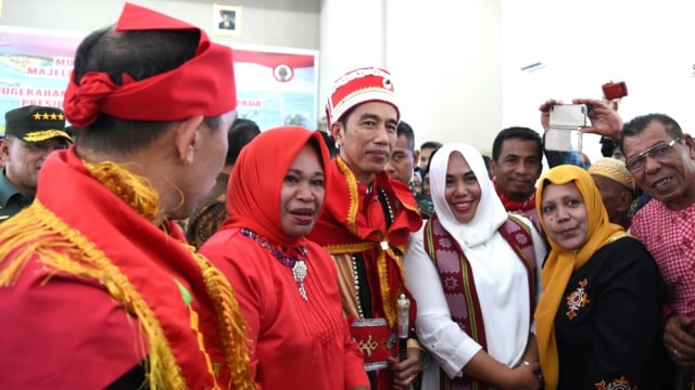 Jokowi menerima gelar adat kehormatan Maluku. (Foto: Dok. Biro Pers Istana)