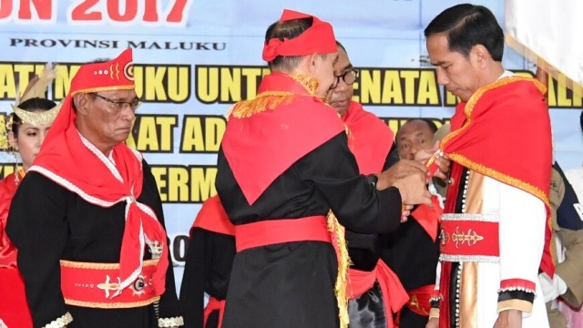 Jokowi menerima gelar adat kehormatan Maluku. (Foto: Dok. Biro pers istana)