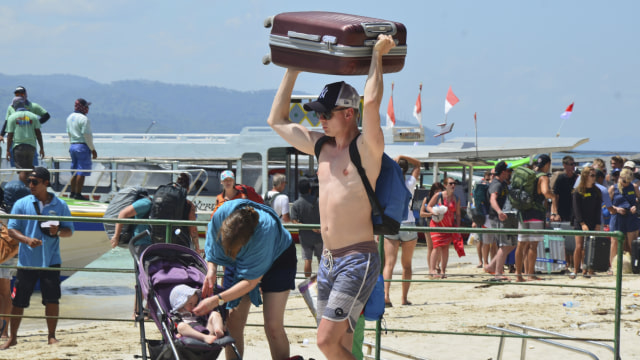 Turis mendarat di Gili Trawangan (Foto: Ahmad Subaidi/ANTARA)