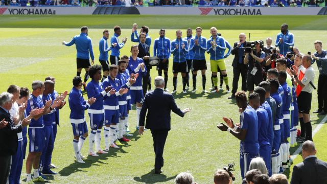 Guard of Honour untuk Ranieri di ujung 2015/2016. (Foto: Eddie Keogh/Reuters)