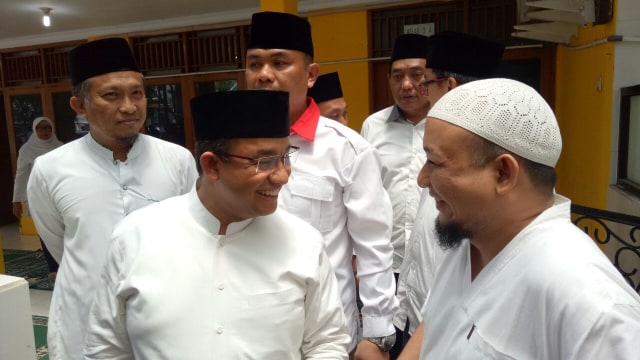 Anies usai Sholat Jumat di Masjid Al Ihsan. (Foto: Wandha Hidayat/kumparan)