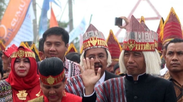 Foto Aneka Kostum Khas Daerah Nusantara yang Dipakai 