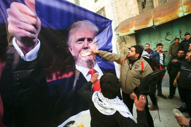 Warga Palestina merasa Trump tidak adil.  (Foto: REUTERS/Mussa Qawasma)