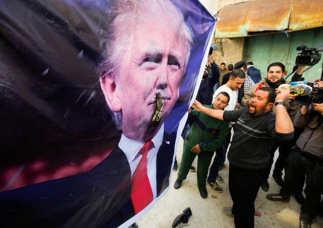 Emosi seorang warga kepada Trump tersirat di demo (Foto: REUTERS/Mussa Qawasma)