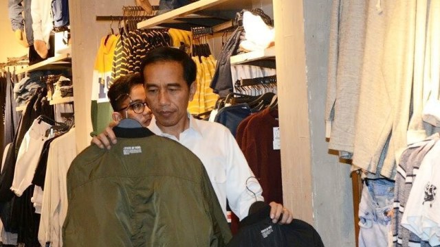 Jokowi membeli jaket di Bali. (Foto: Instagram/@sekretariat.kabinet)