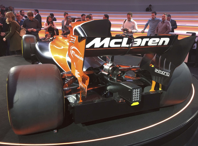 Jurnalis memotret mobil McLaren dengan ponsel. (Foto: REUTER/Alan Baldwin)