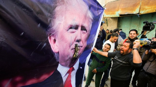 Warga Palestina mendemo Trump. (Foto: REUTERS/Mussa Qawasma)