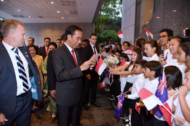 Jokowi disambut oleh anak-anak WNI di Australia (Foto: Dok. Biro Pers, Media dan Informasi Sekretariat Presiden)