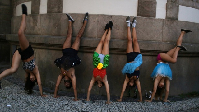 Aksi warga Rio de Janeiro saat pesta jalanan. (Foto: REUTERS/Pilar Olivares)