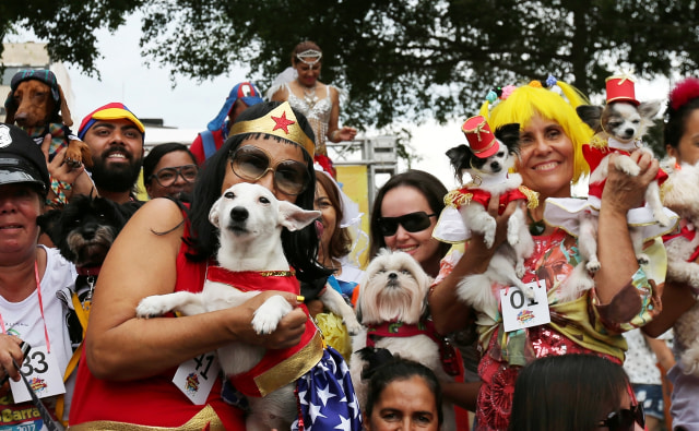 Peserta karnaval dengan hewan peliharaannya. (Foto: Reuters/Sergio Moraes)