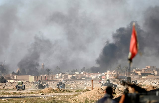 Sisa-sisa asap perang di Irak. Foto: Reuters/Goran Tomasevic