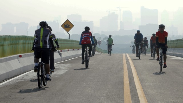 Sejak pandemo virus corona, bersepeda menjadi salah satu aktivitas populer yang membuat impor sepeda melonjak. Foto: Fanny Kusumawardhani/kumparan