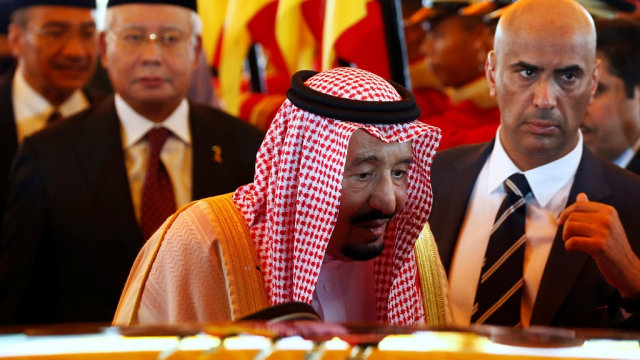 Raja Salman tiba di Malaysia. (Foto: Reuters/Edgar Su)