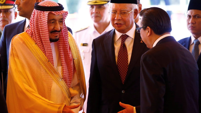 Raja Salman tiba di Malaysia. (Foto: Reuters/Edgar Su)