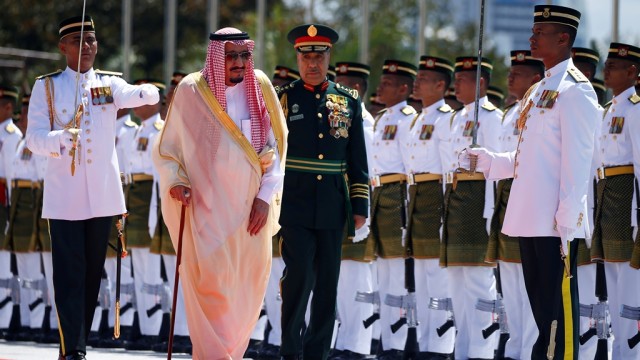 Raja Salman tiba di Malaysia. (Foto: Reuters/Edgar Su)