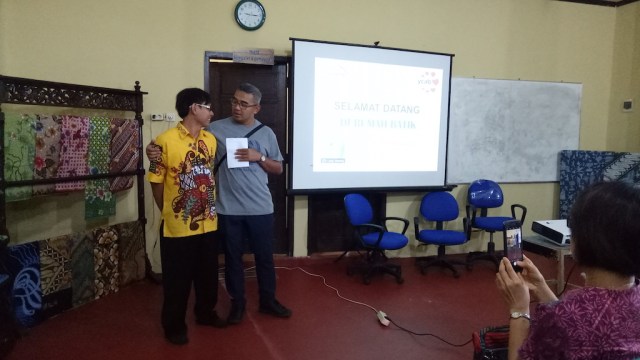 Farhan bersama lulusan Rumah Batik Agung (Foto: Amanaturrosyidah/kumparan)