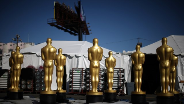 Deretan Oscar raksasa di depan Dolby Theater (Foto: Lucy Nicholson/Reuters)