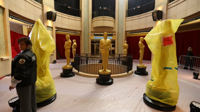 Patung-patung Oscar disiapkan di Dolby Theater (Foto: Mike Blake/Reuters)