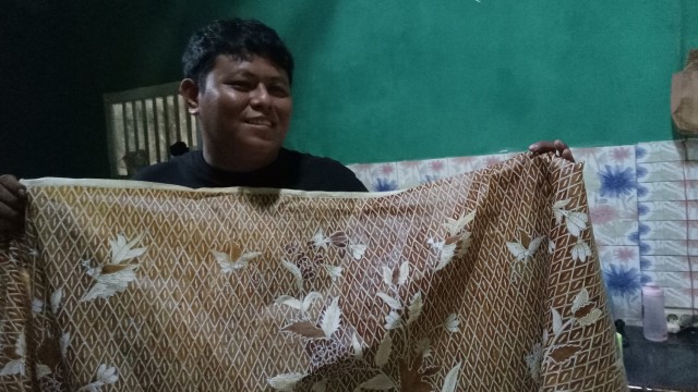 Pur menunjukkan batik buatan siswa Rumah Batik (Foto: Amanaturrosyidah/kumparan)