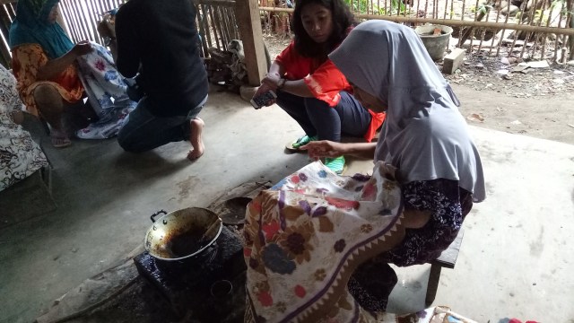 Ibu-ibu membatik di belakang rumah Rizal (Foto: Amanaturrosyidah/kumparan)