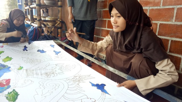 Siswa Rumah Batik TBiG (Foto: Amanaturrosyidah/kumparan)