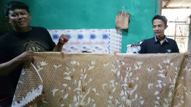 Pur dan Lulusan Rumah Batik TBiG, Rizal (Foto: Amanaturrosyidah/kumparan)