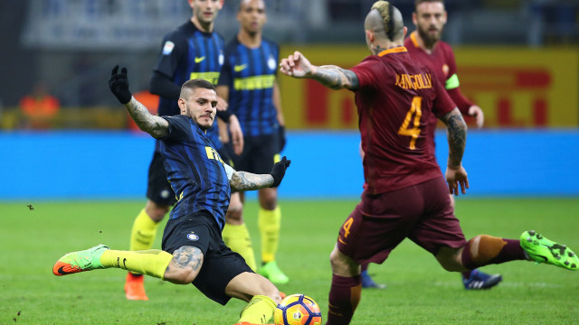 Icardi berebut bola dengan Nainggolan. (Foto: Reuters)