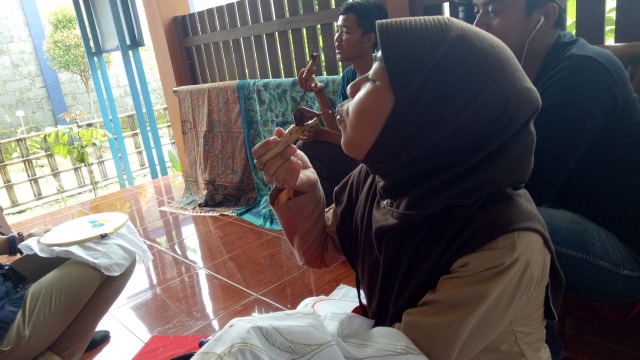 Meniup canting sebelum digunakan (Foto: Amanaturrosyidah/kumparan)