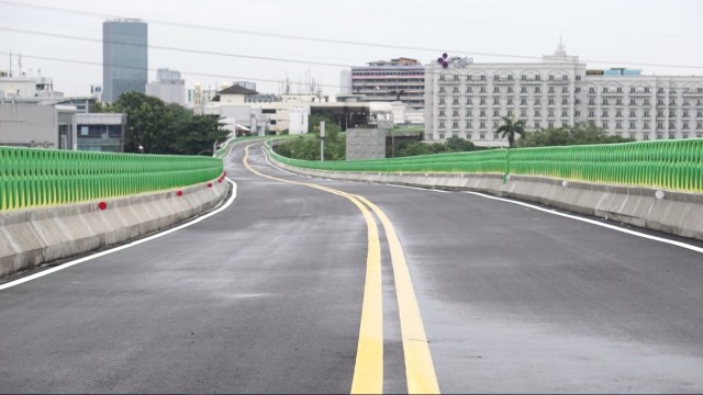 Sentuhan Betawi Gigi Balang di pembatas jalan. (Foto: Kevin/kumparan)