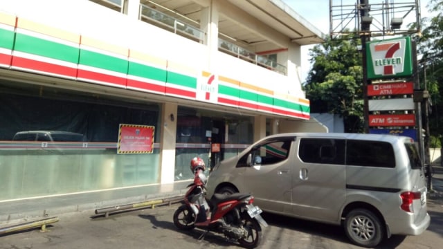 7 eleven dekat kampus UNAS ditutup. (Foto: Mustaqim Amna/kumparan)