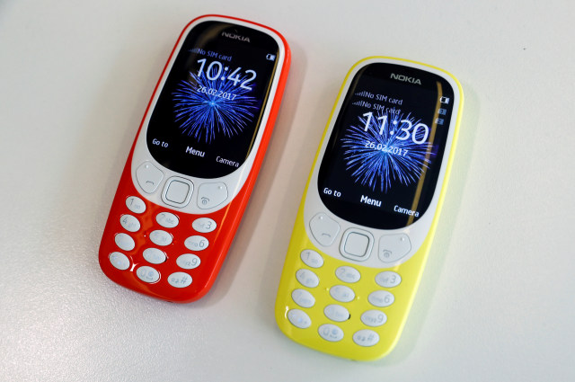 Nokia 3310 warna merah dan kuning (Foto: REUTERS/Eddie Keogh)