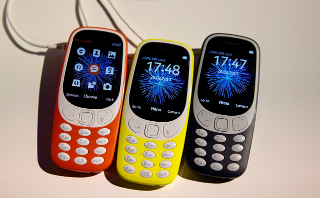 Nokia 3310 dalam warna merah, kuning, biru (Foto: REUTERS/Paul Hanna)