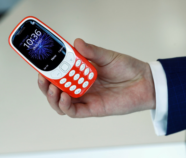 Nokia 3310 dalam genggaman (Foto: REUTERS/Eddie Keogh)