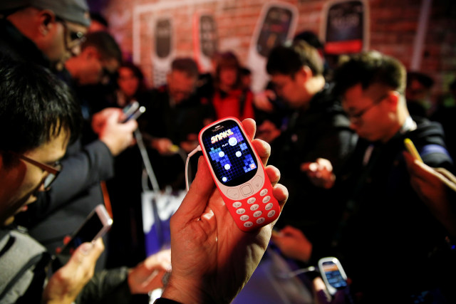 Game Snake di Nokia 3310. (Foto: REUTERS/Paul Hanna)