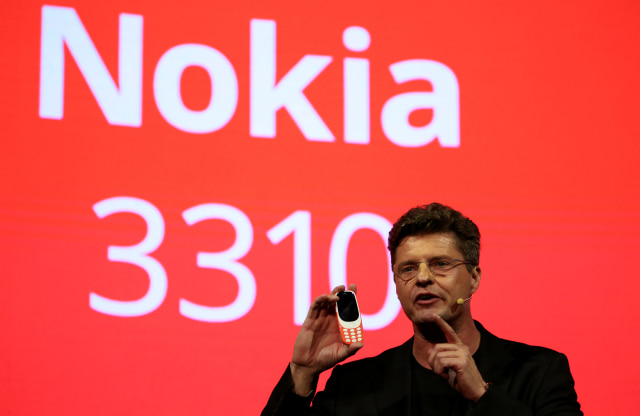 CEO HMD Global Arto Nummela perkenalkan Nokia 3310 (Foto: REUTERS/Paul Hanna)