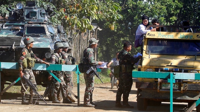 Tentara bagikan foto buronan anggota Abu Sayyaf. (Foto: Reuters//Marconi B. Navales)