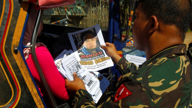Tentara Filipina bagikan foto buronan Abu Sayyaf. (Foto: Reuters//Marconi B. Navales)