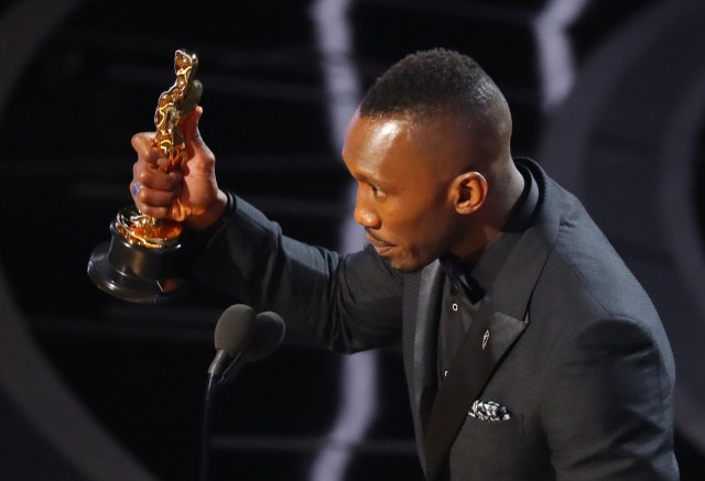 Mahershala Ali menangi piala Oscar (Foto: REUTERS/Lucy Nicholson)