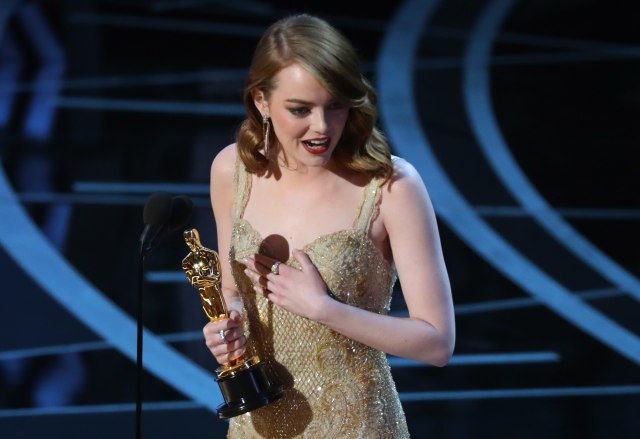 Emma Stone menang Oscar. (Foto: REUTERS/Lucy Nicholson)