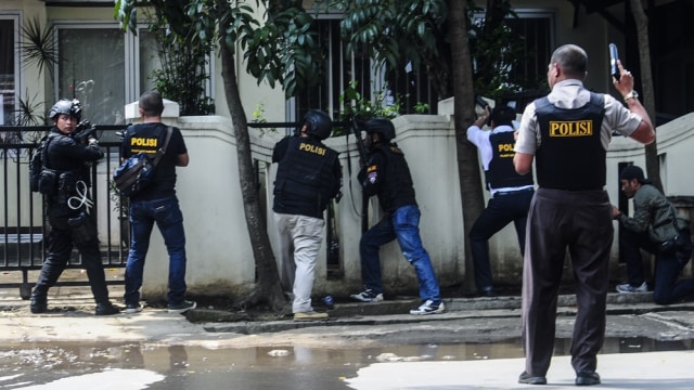 Polisi melumpuhkan pelaku bom di kantor lurah. (Foto: Antara/Novrian Arbi)