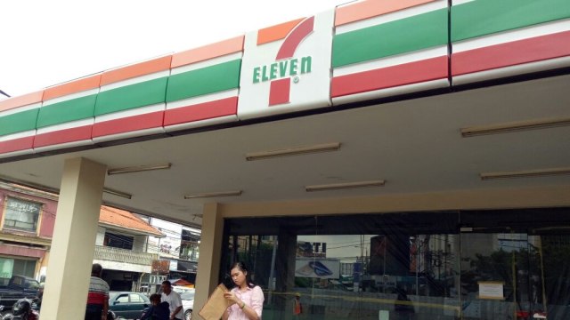 Outlet 7 Eleven Fatmawati tutup. (Foto: Mustaqim Amna/kumparan)