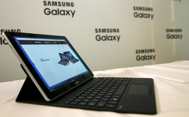 Samsung Galaxy Book di acara MWC 2017. (Foto: Albert Gea/Reuters)