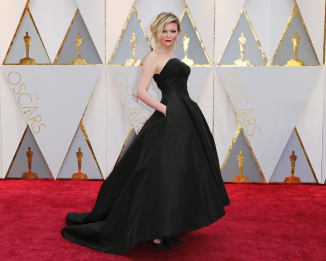 Kirsten Dunst dalam balutan gaun hitam. (Foto: REUTERS/Mike Blake)