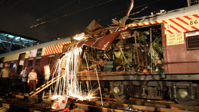 Bom panci di kereta komuter, Mumbai (Foto: Reuters)