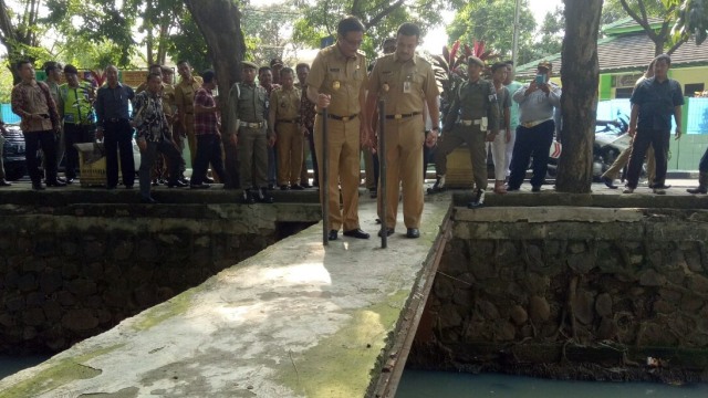Wagub Djarot meninjau jembatan Utan Kayu Selatan. (Foto: Aria Pradana/kumparan)