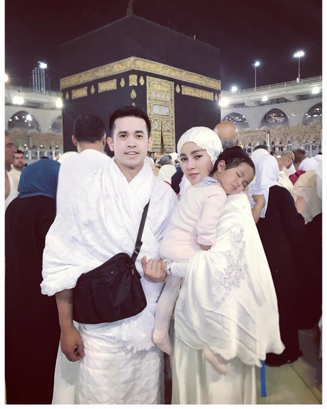 Olla Ramlan dan keluarga menjalankan umrah. (Foto: Instagram/ollaramlanaufar)